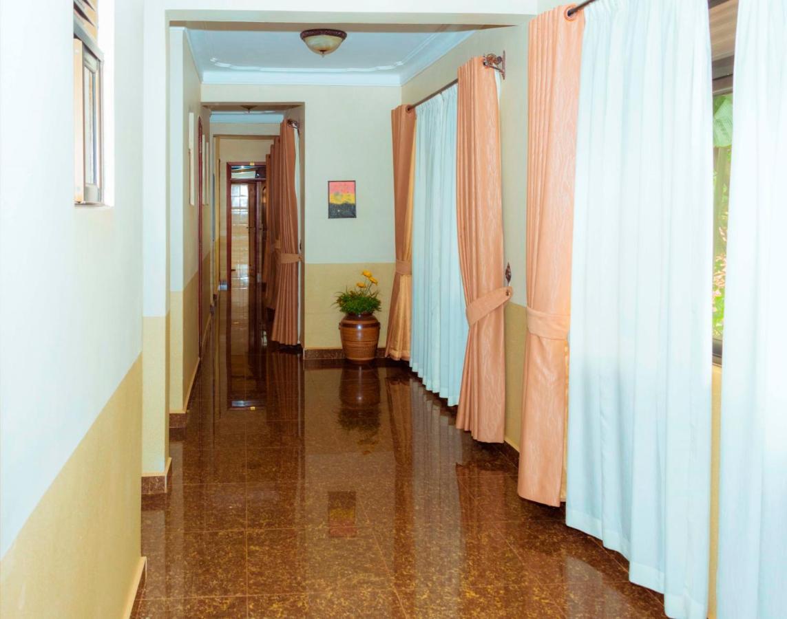 Sapphire Hotel Entebbe Kajansi Eksteriør billede
