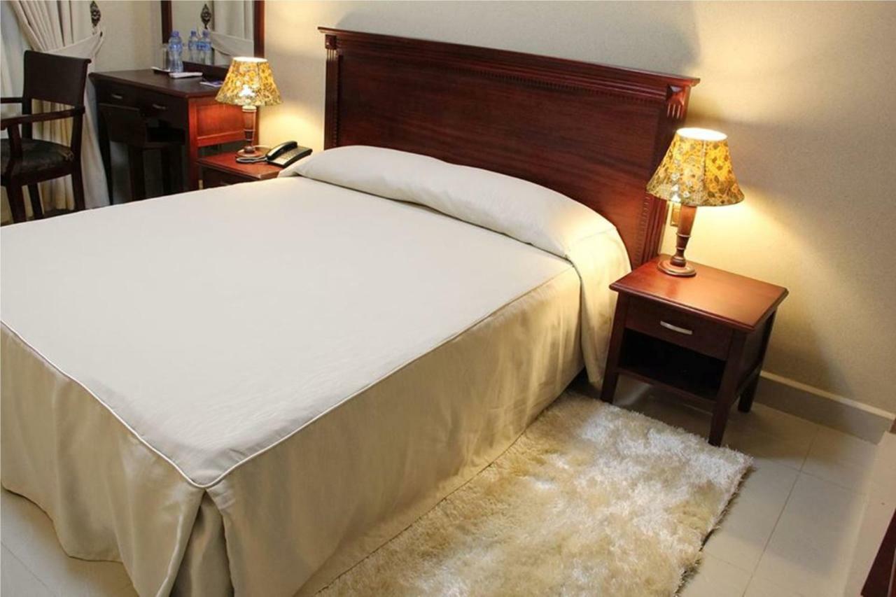 Sapphire Hotel Entebbe Kajansi Eksteriør billede