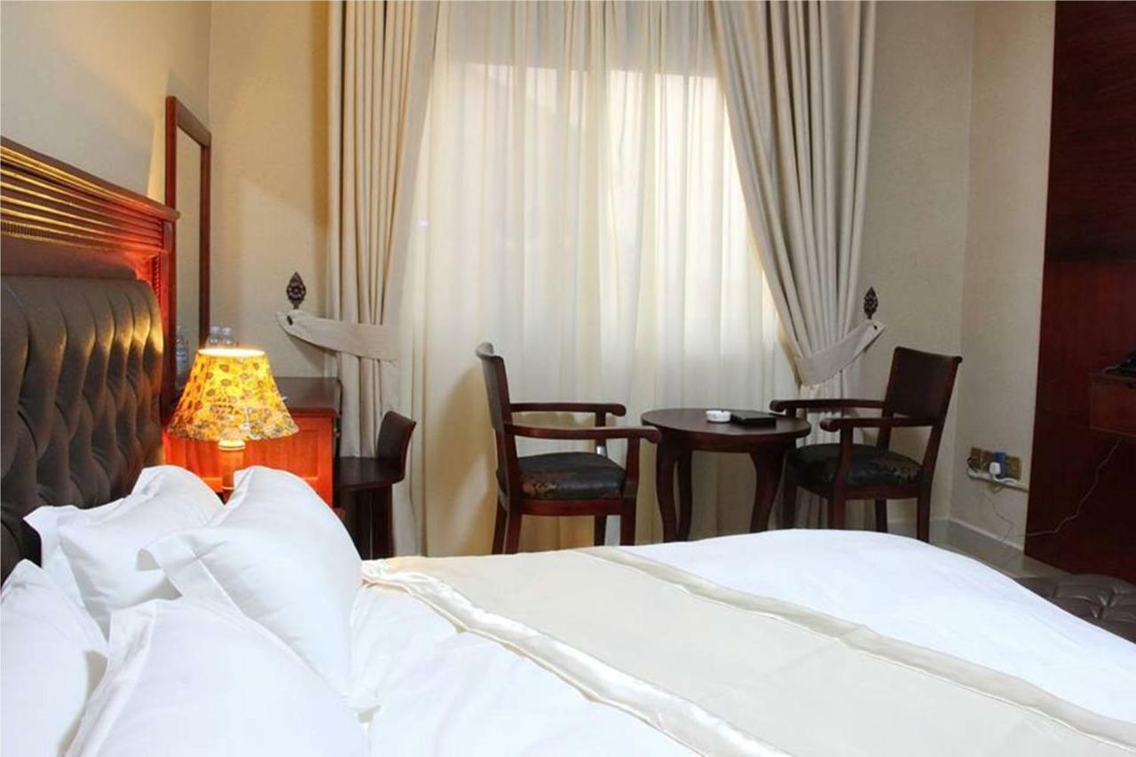 Sapphire Hotel Entebbe Kajansi Eksteriør billede