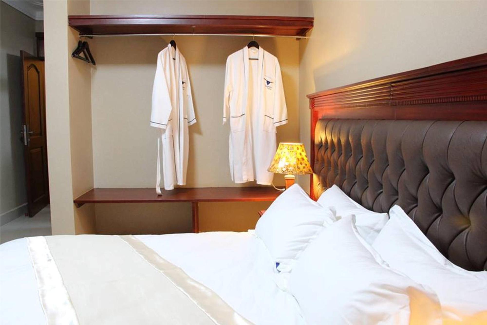 Sapphire Hotel Entebbe Kajansi Eksteriør billede